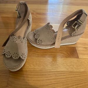 Crown vintage Women's Tan Wedge Sandals